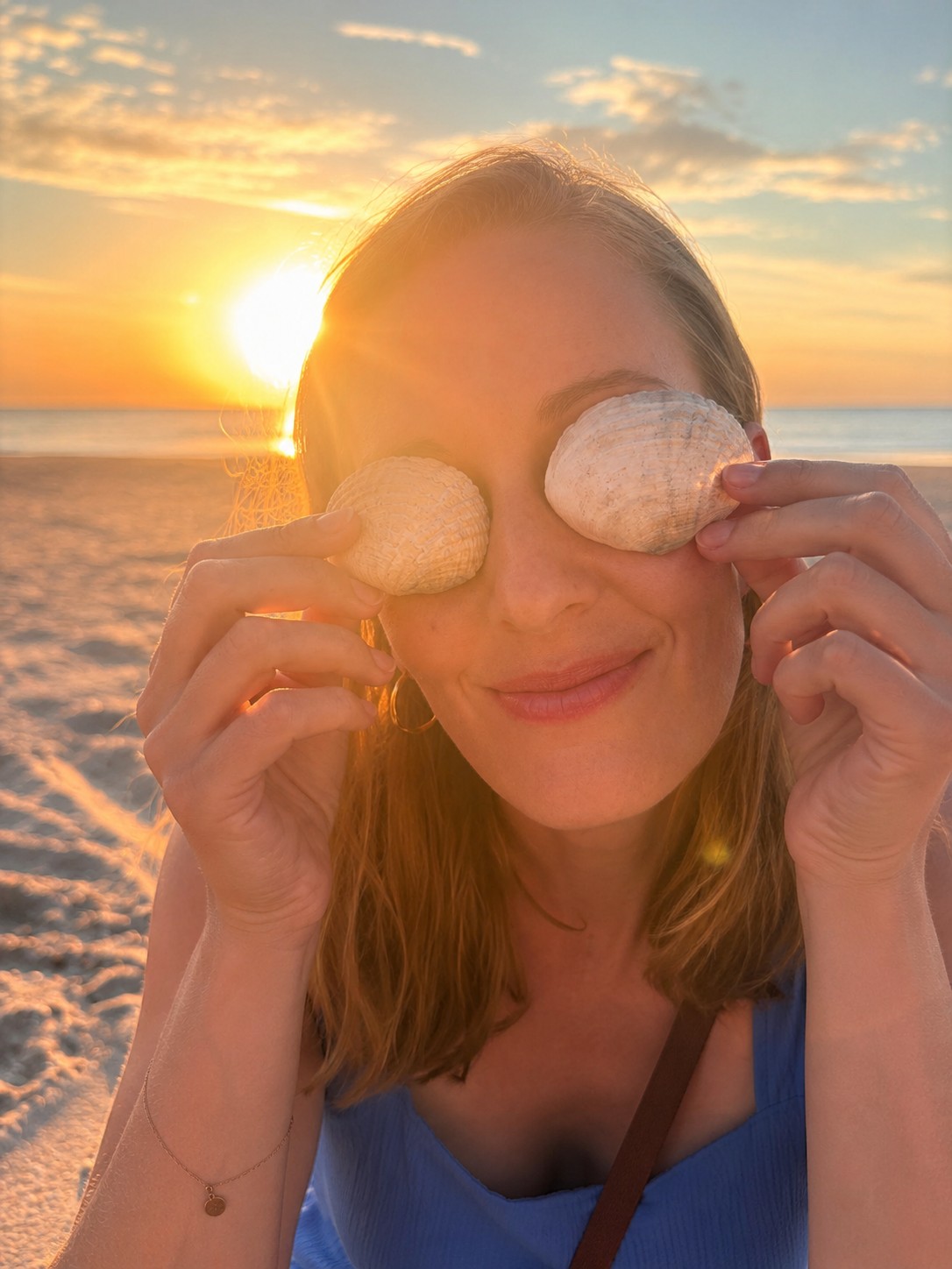 Anna Lehnert am Strand bei Sonnenuntergang