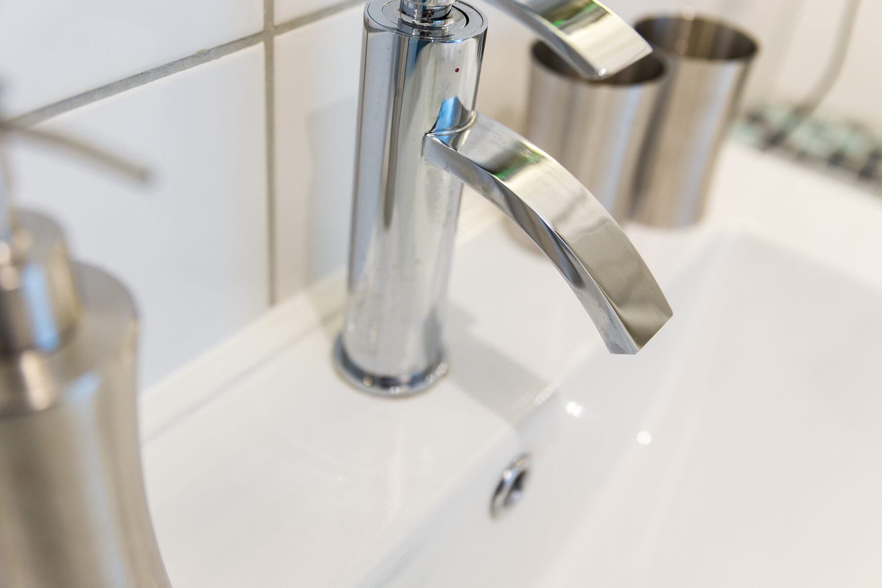 Waschbecken mit Wasserhahn im Detail