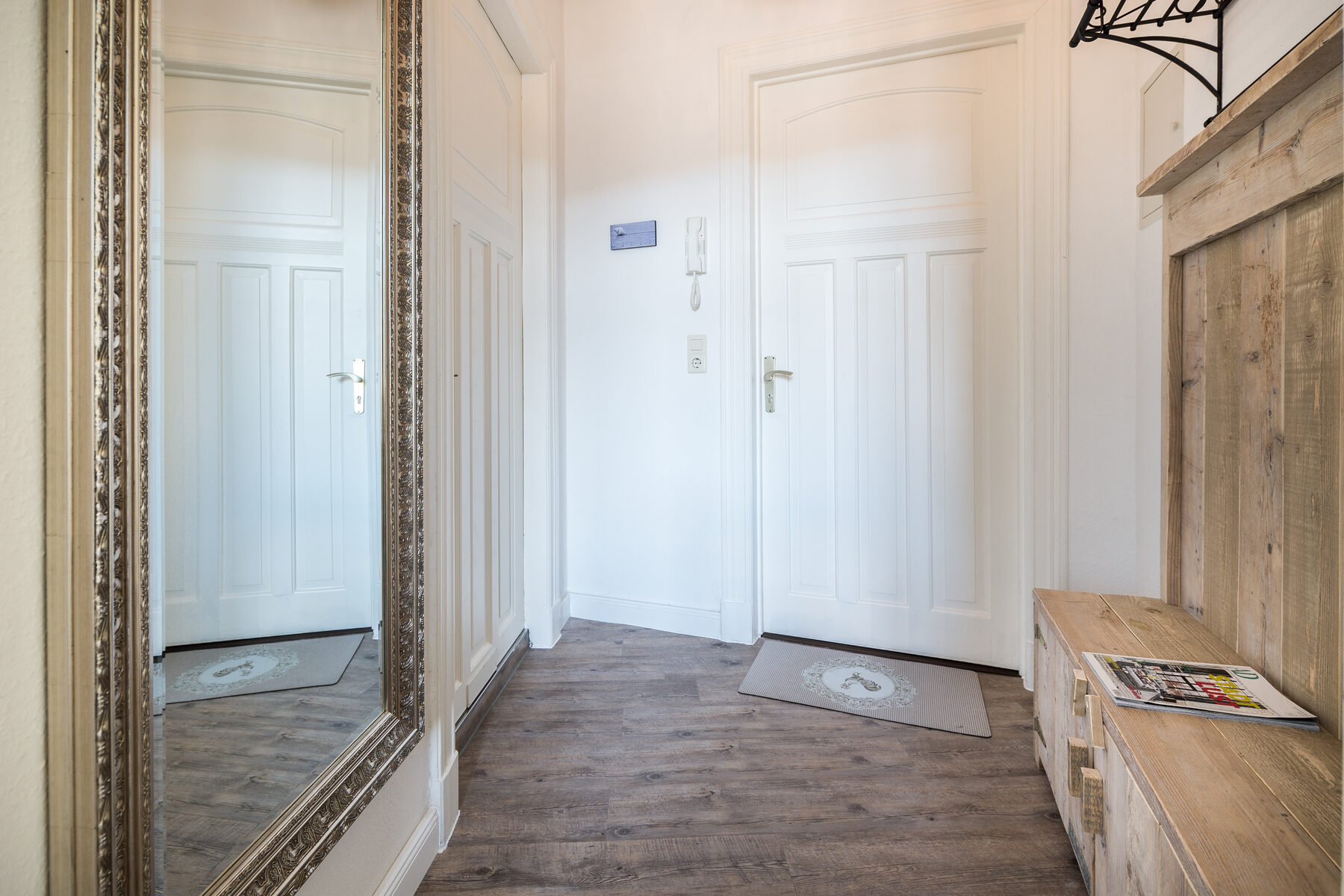 Heller Eingangsflur der Wohnung mit Spiegel und Garderobe