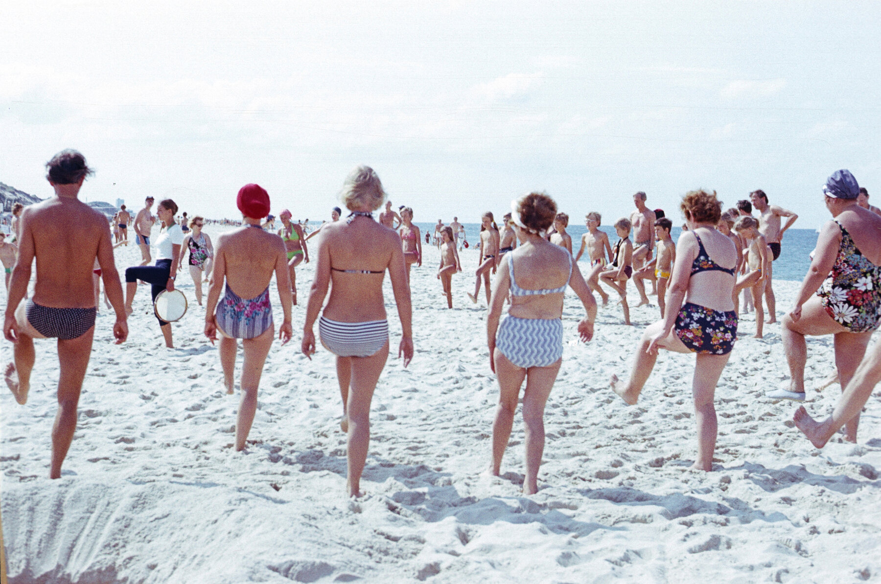 Historische Aufnahme: Strandgymnastik in Farbe am Nordseestrand