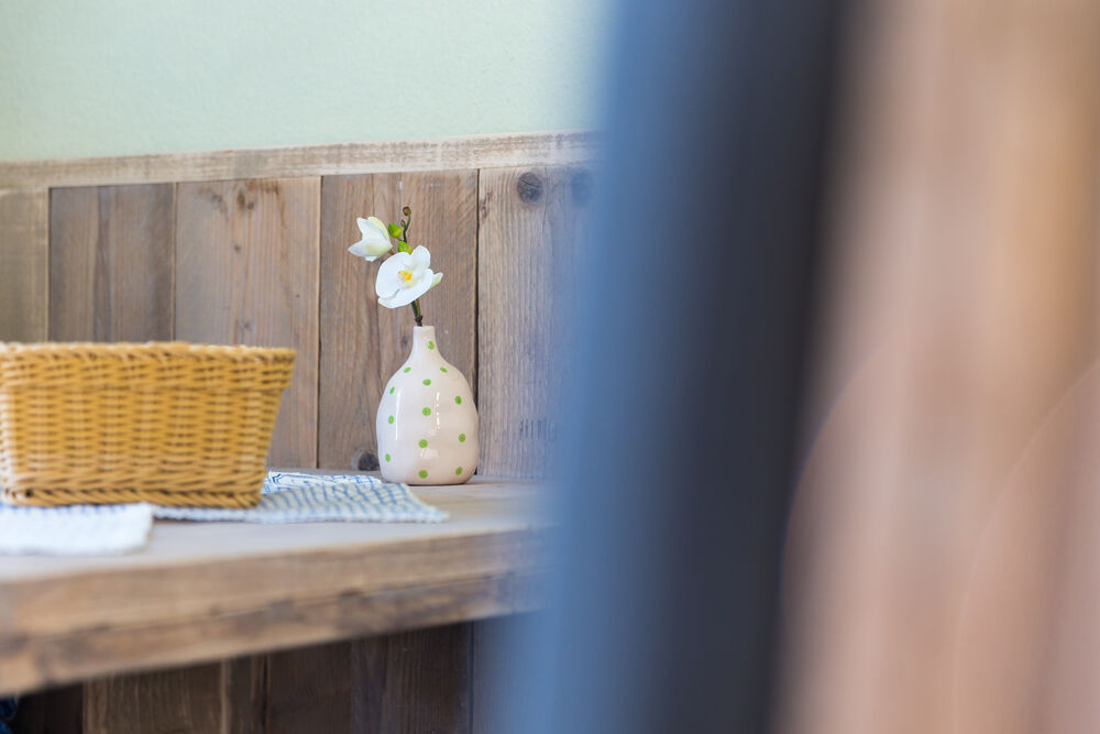 Blumenvase auf der Fensterbank
