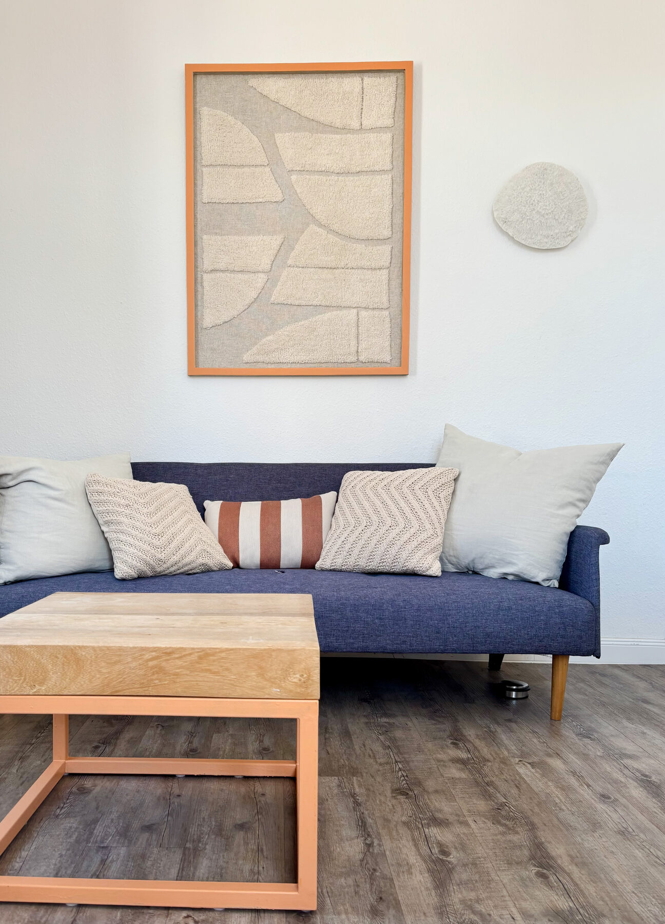 Sitzecke im zweiten Schlafzimmer mit Sofa