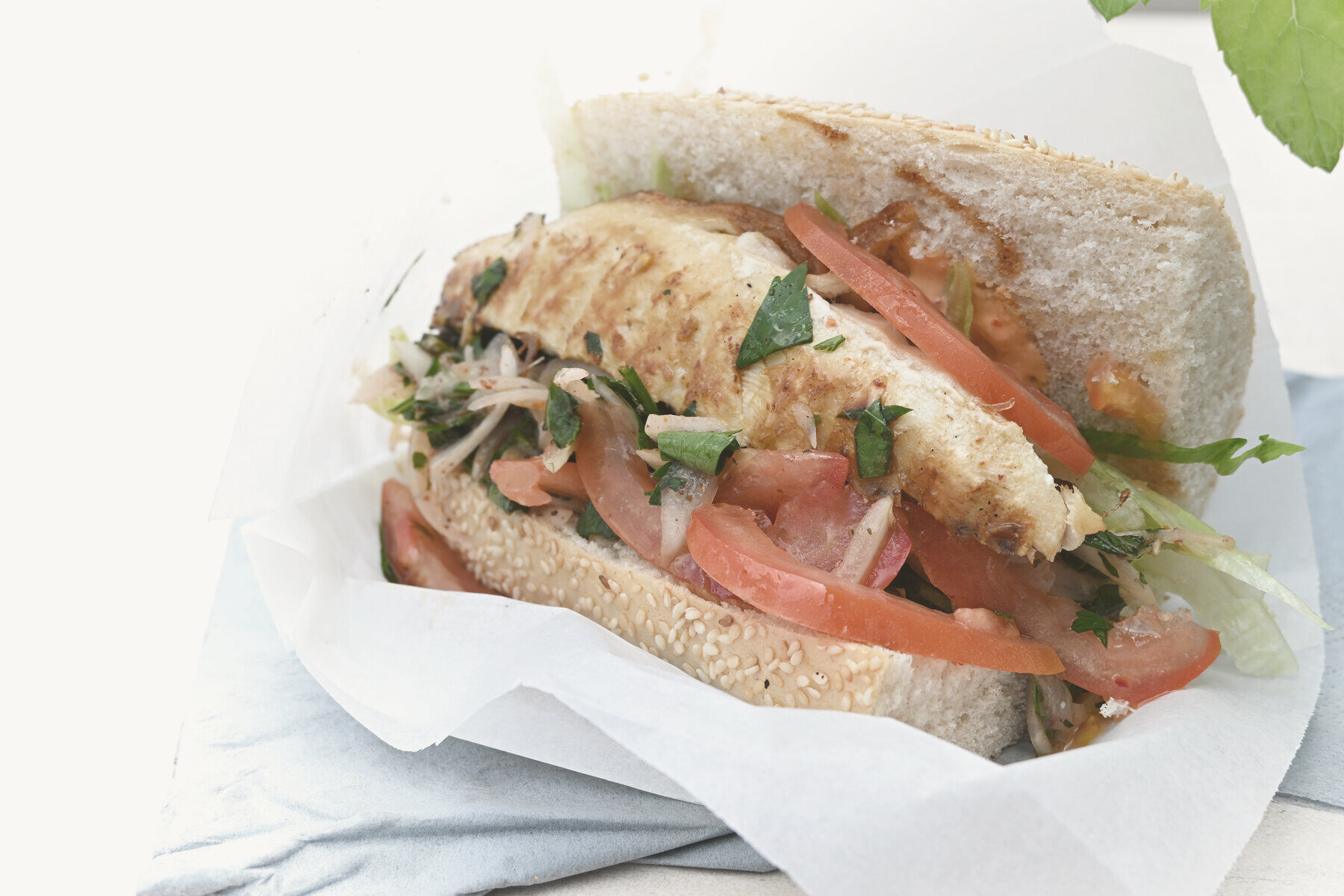 Belegtes Sandwich mit Tomaten, Kräutern und Halloumi