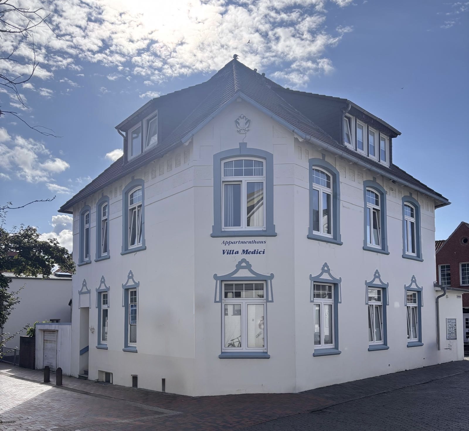 Frontalansicht der Villa Medici mit blauen Fensterrahmen